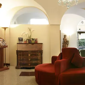 https://hotel-albergo-santa-chiara.it-romehotels.com